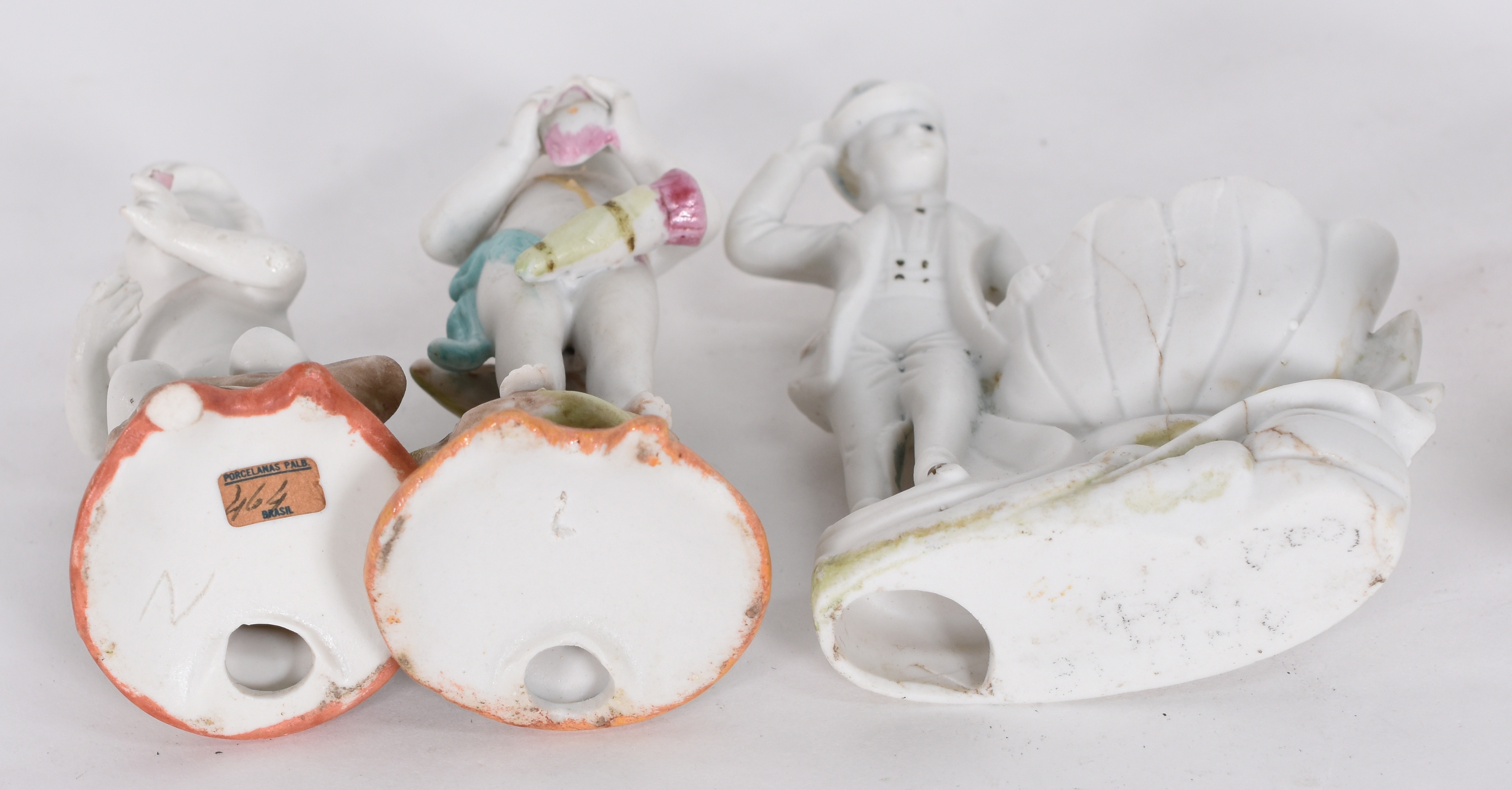 Seis peças de biscuit sendo, 3 paliteiros e 3 pequenas estatuetas... - foto 5 de 6