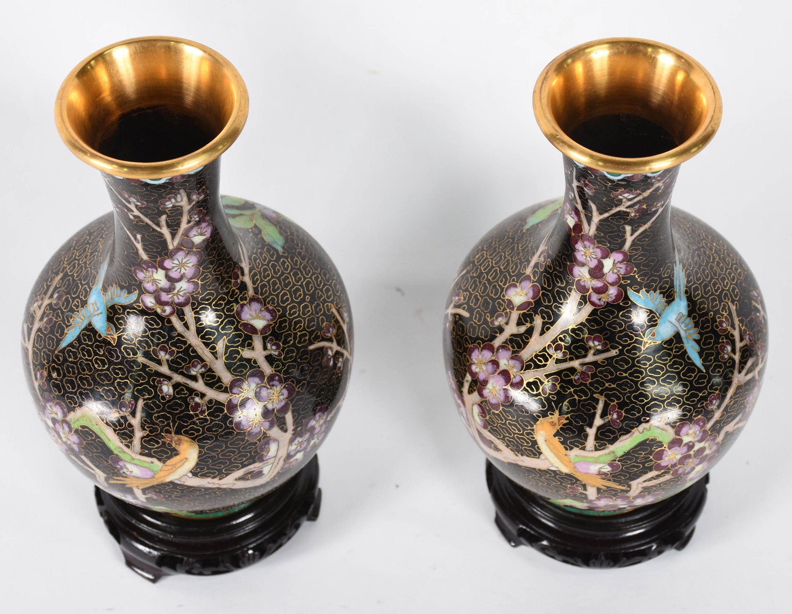 Par de vasos de cloisonné, fundo negro com flores e pássaros em... - foto 2 de 5
