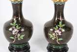 Par de vasos de cloisonné, fundo negro  com flo... - Par de vasos de cloisonné, fundo negro  com flores e pássaros em policromia, bases de madeira.