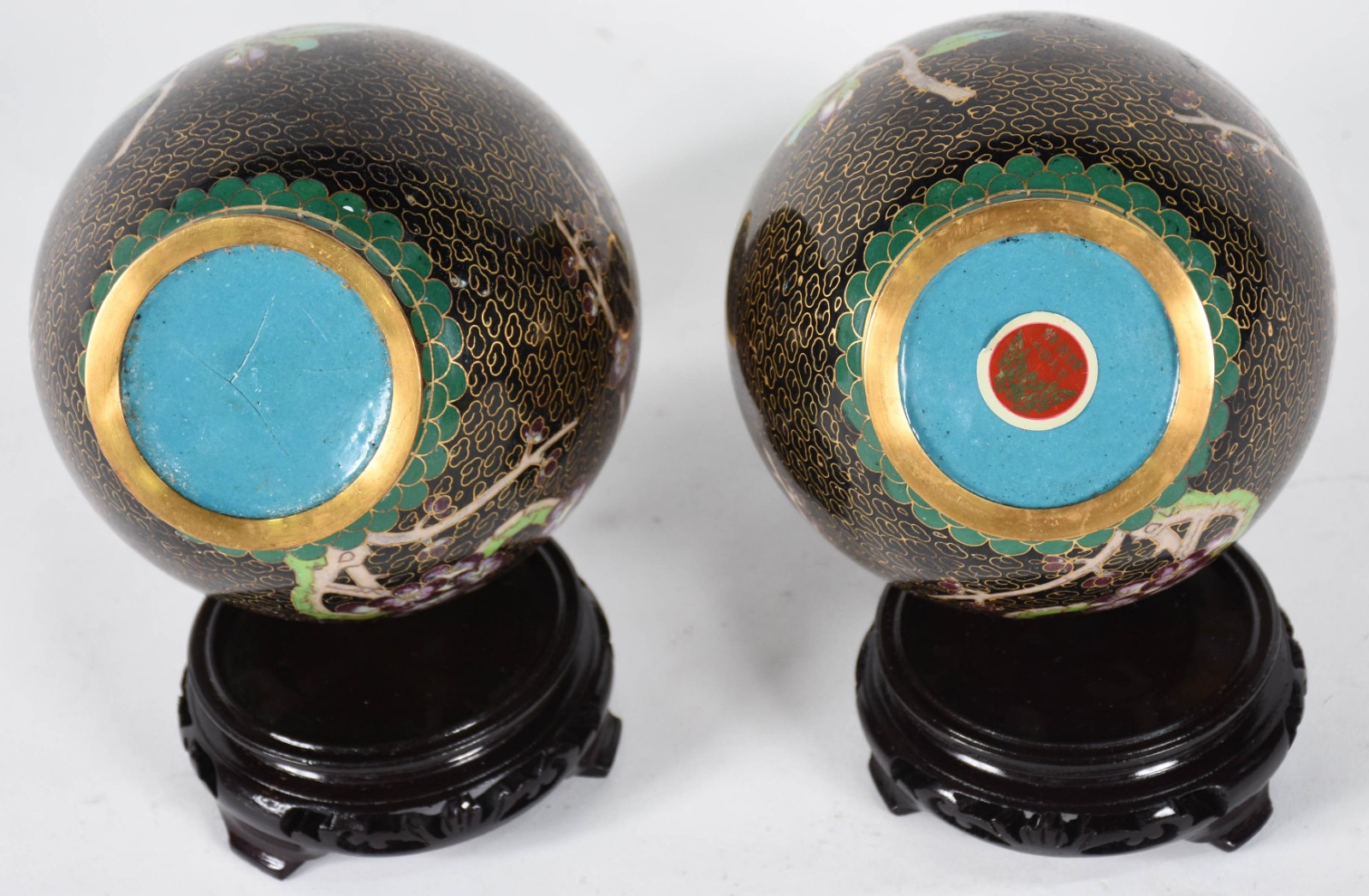 Par de vasos de cloisonné, fundo negro com flores e pássaros em... - foto 4 de 5
