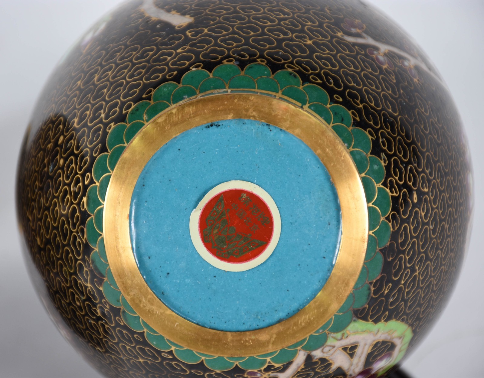 Par de vasos de cloisonné, fundo negro com flores e pássaros em... - foto 5 de 5
