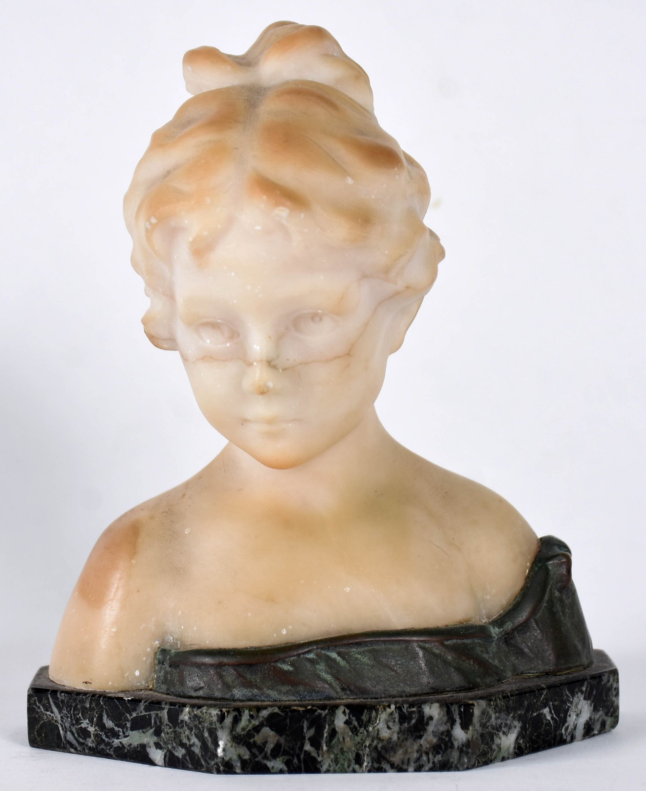 Pequeno busto de mármore representando figura feminina (rachadura). - foto 1 de 3