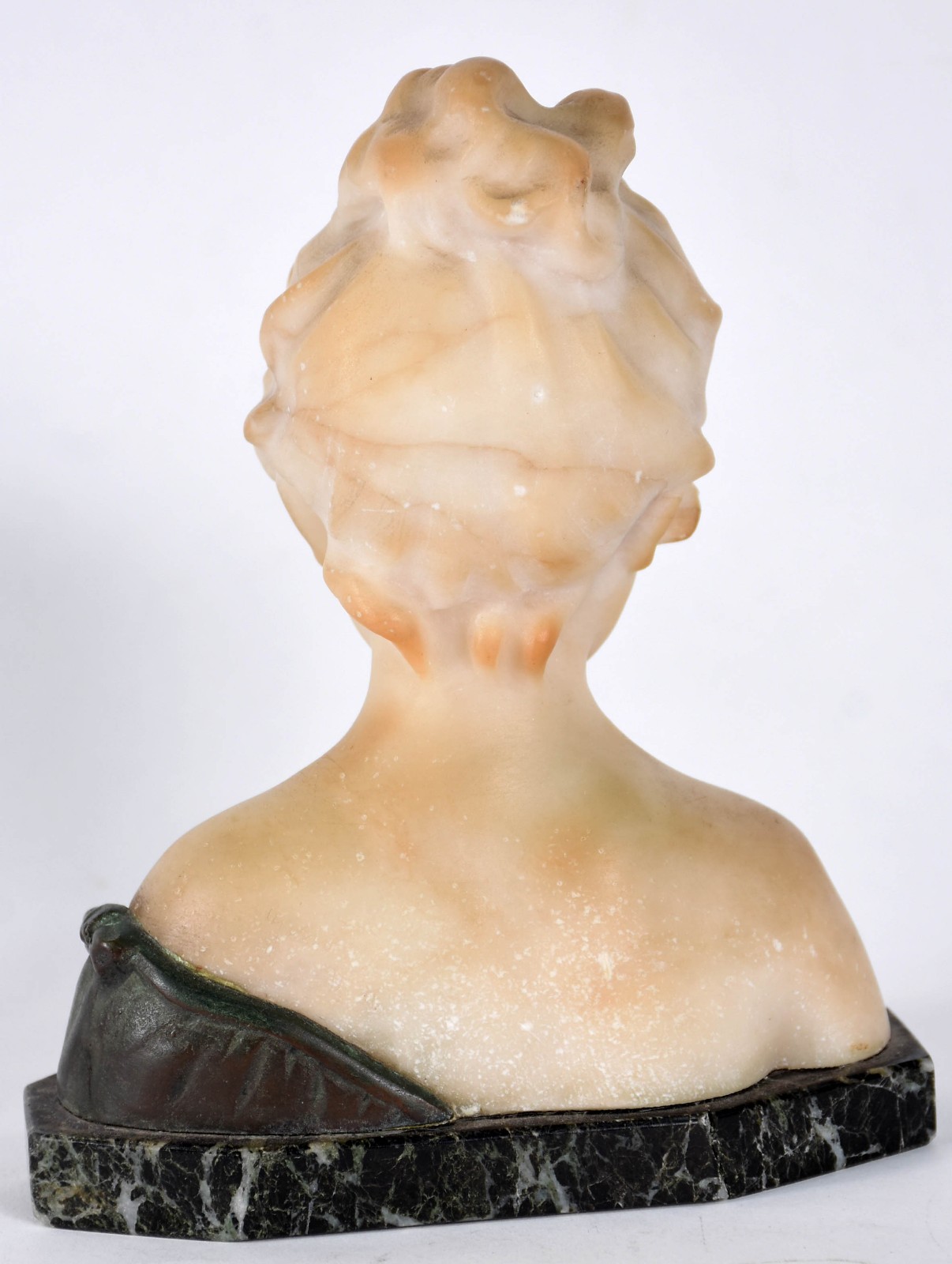 Pequeno busto de mármore representando figura feminina (rachadura). - foto 2 de 3