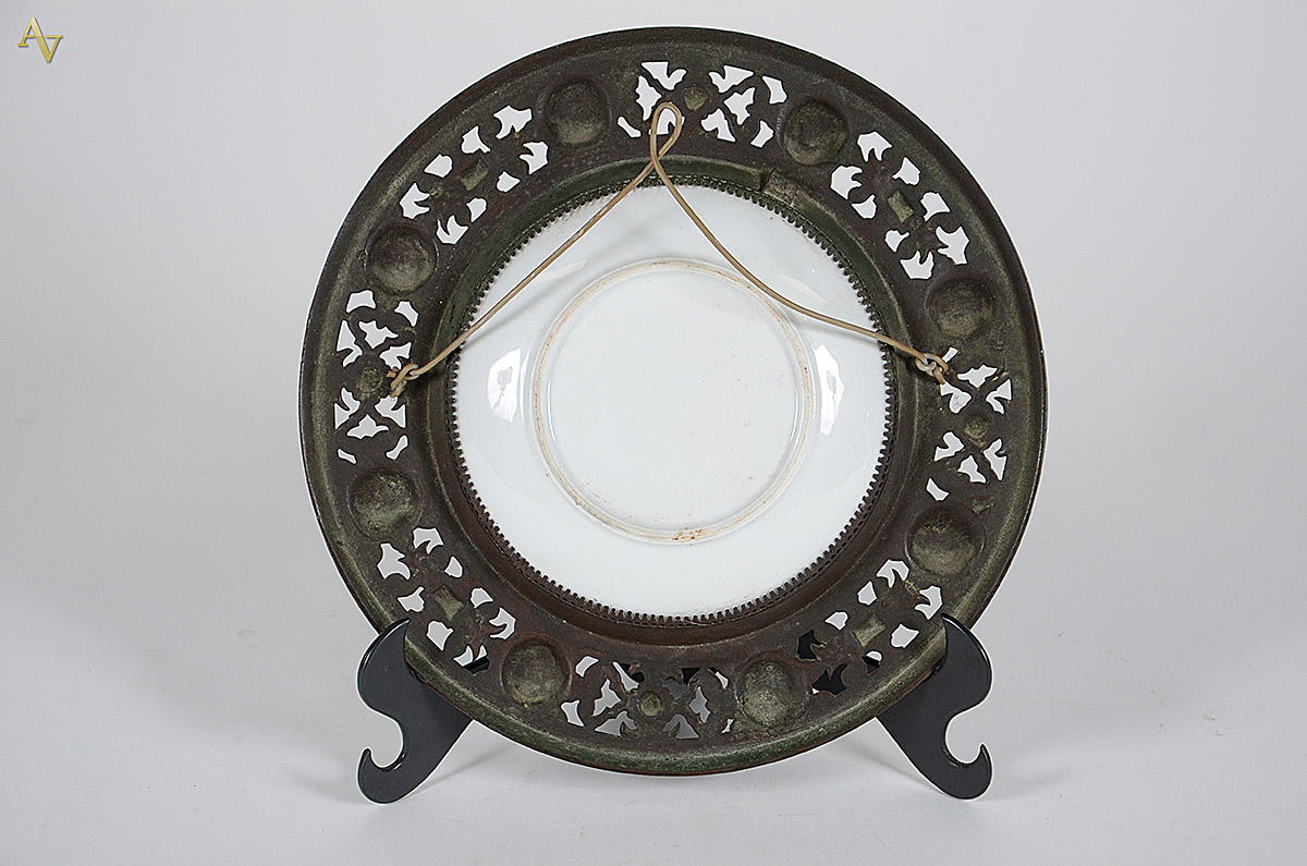 Prato de porcelana guarnecido ao redor com bronze vazado. Diâmetro 28... - foto 2 de 2