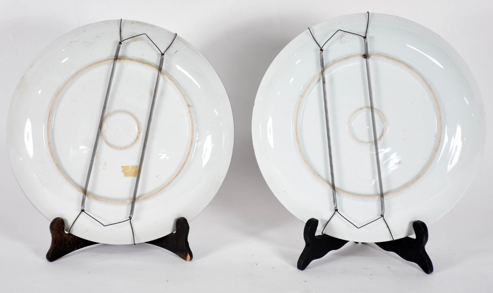 Par de pratos de porcelana oriental, decorados ao gosto Imari. - foto 2 de 2