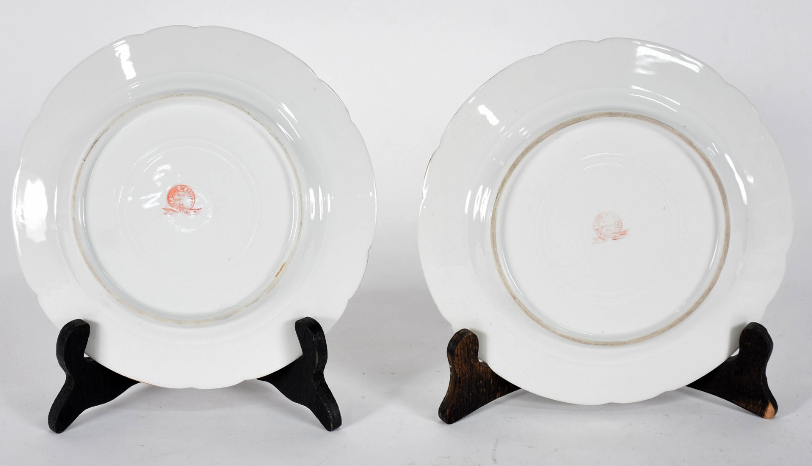 Par de pratos de porcelana francesa monogramada, decorados com... - foto 2 de 4