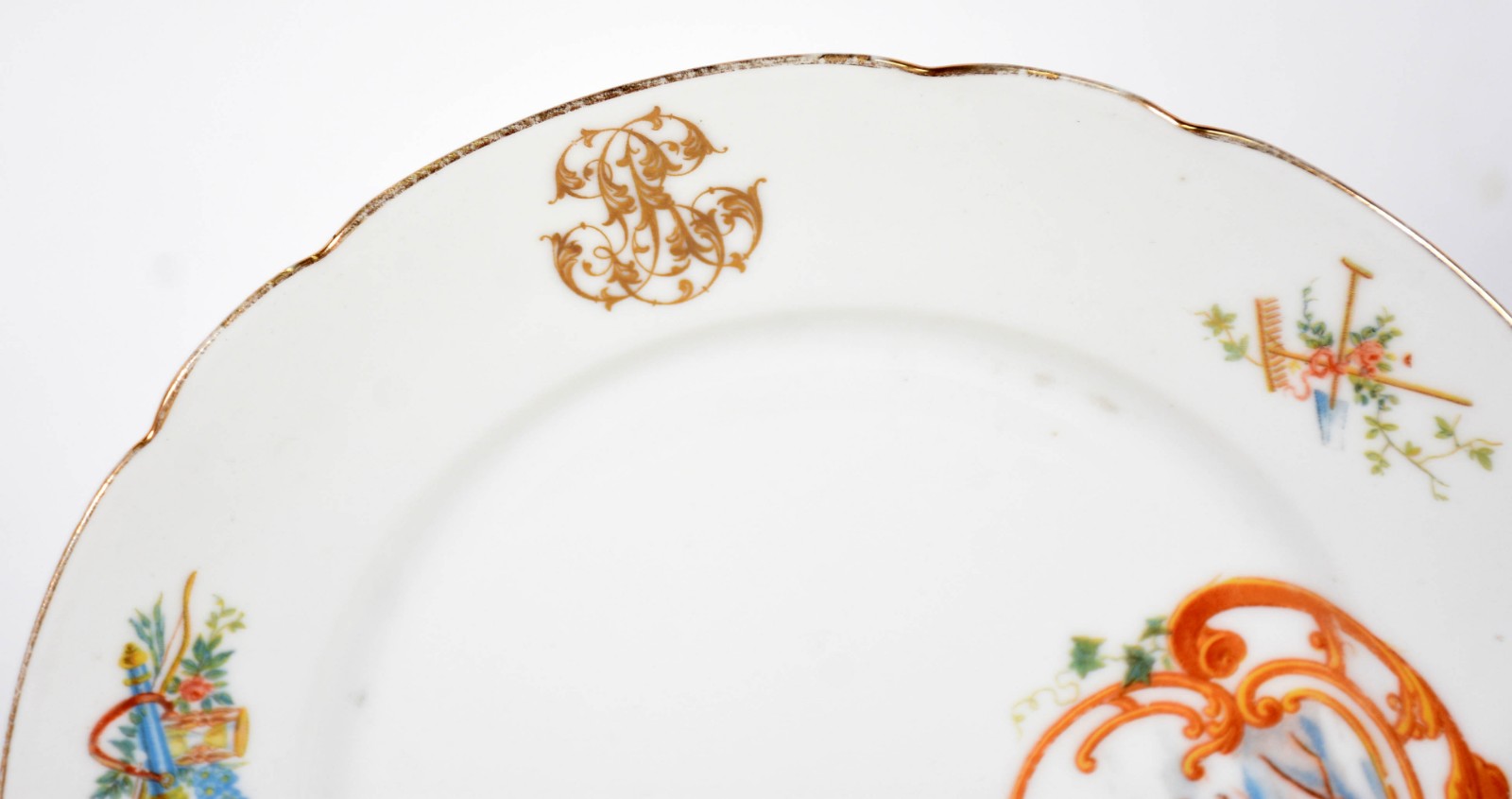 Par de pratos de porcelana francesa monogramada, decorados com... - foto 3 de 4