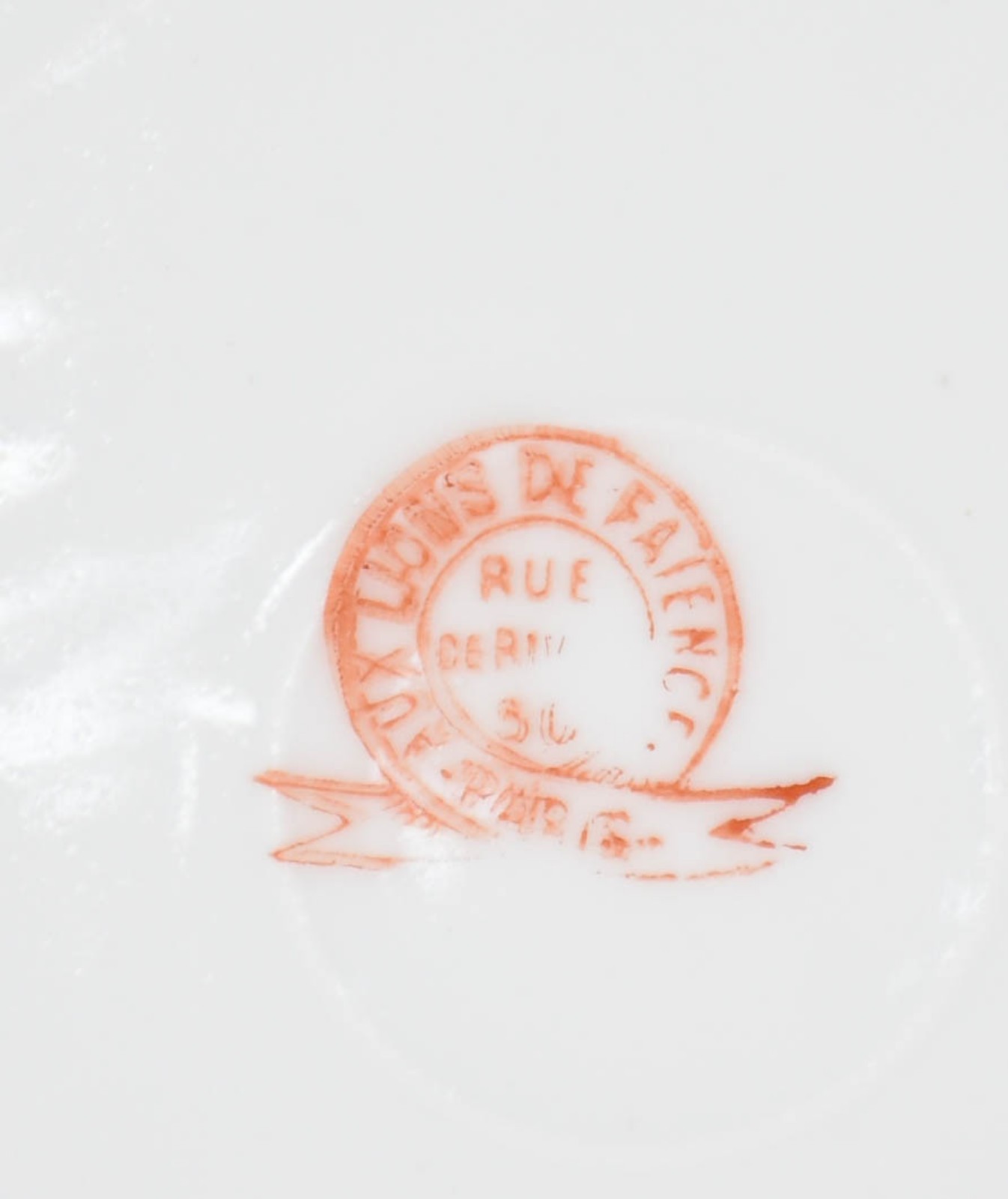 Par de pratos de porcelana francesa monogramada, decorados com... - foto 4 de 4