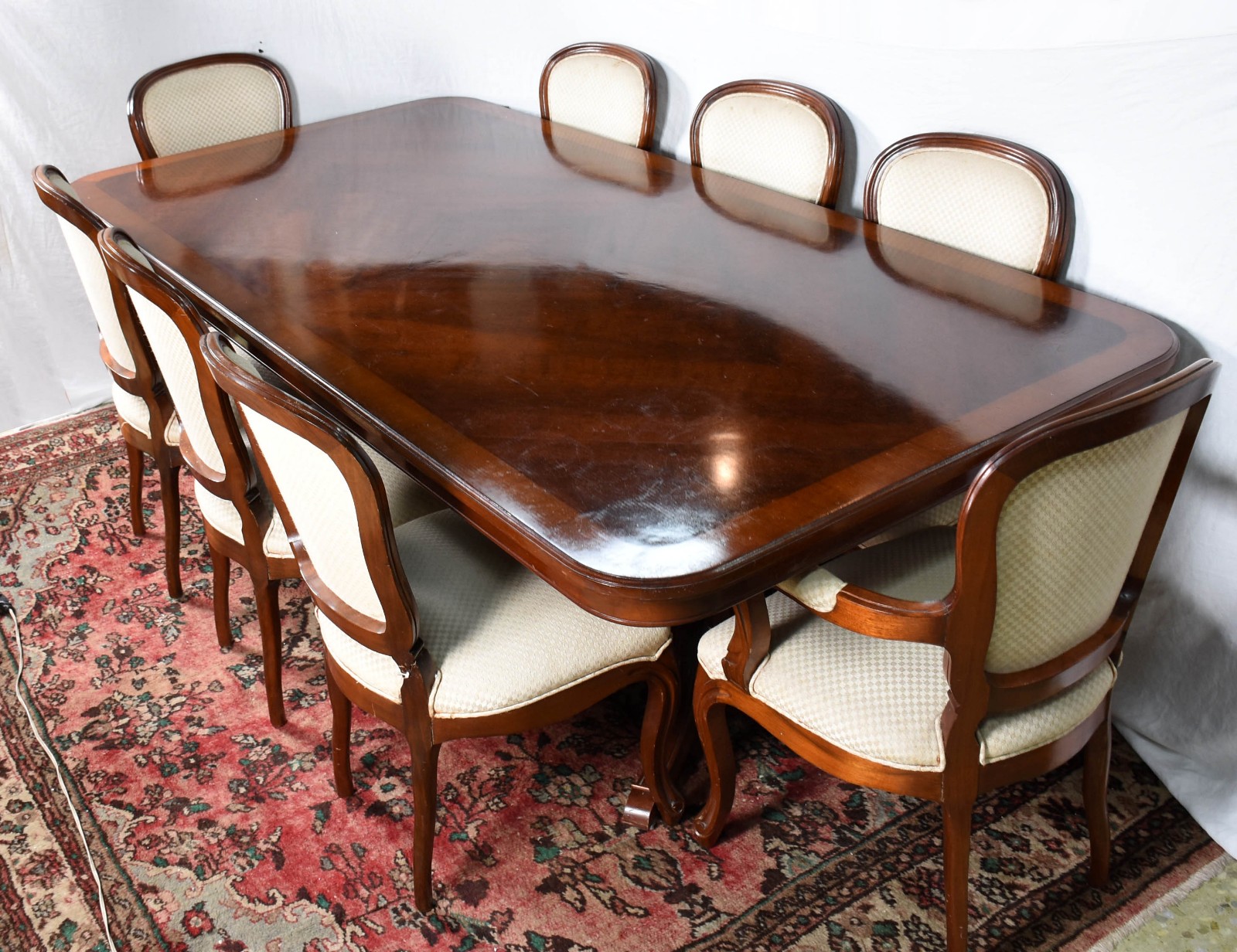 Mesa de jantar de madeira nobre, tampo retangular inteiriço apoiado... - foto 1 de 5