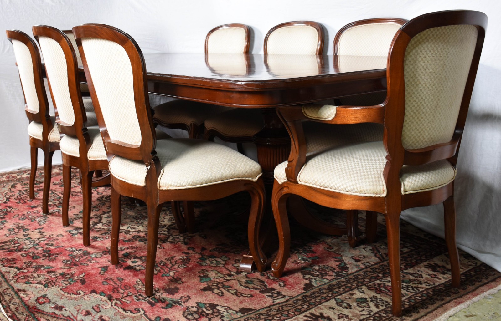 Mesa de jantar de madeira nobre, tampo retangular inteiriço apoiado... - foto 2 de 5