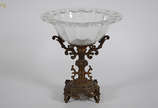Fruteira de cristal com borda decorada com cora... - Fruteira de cristal com borda decorada com corações vazados e base de bronze, altura 36 diâmetro 34 cm.