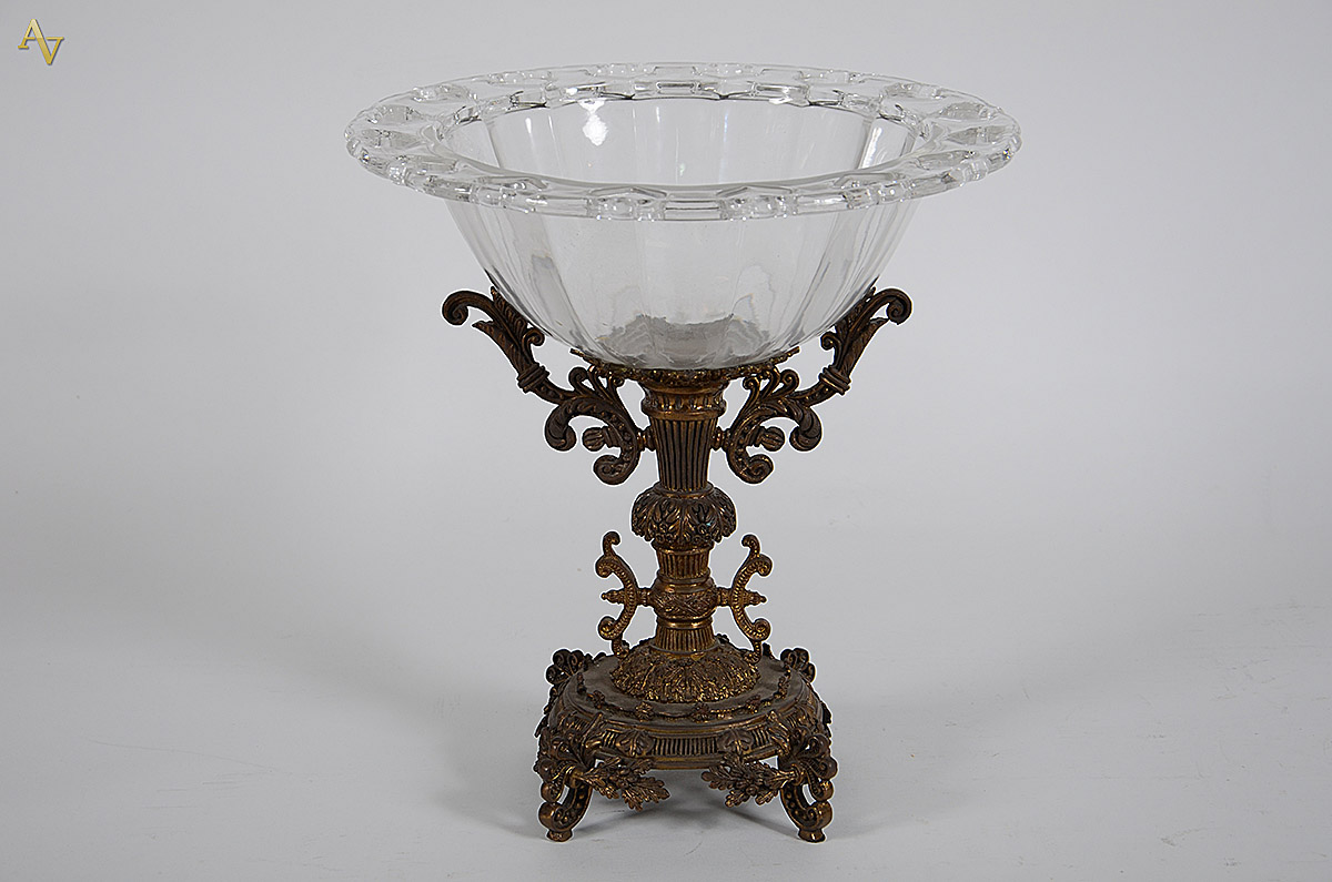 Fruteira de cristal com borda decorada com corações vazados e base de...