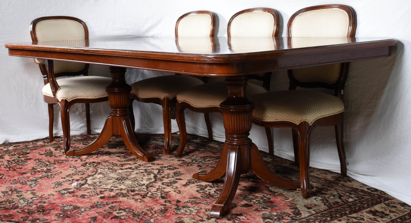 Mesa de jantar de madeira nobre, tampo retangular inteiriço apoiado... - foto 3 de 5