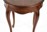Mesa de madeira nobre, fabricação Laubisch Hirt... - Mesa de madeira nobre, fabricação Laubisch Hirth, feitio redondo com pernas ligeiramente recurvas e detalhes entalhados, com selo.