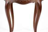 Mesa de madeira nobre, fabricação Laubisch Hirt... - Mesa de madeira nobre, fabricação Laubisch Hirth, feitio redondo com pernas ligeiramente recurvas e detalhes entalhados, com selo.