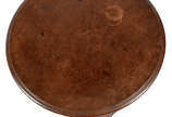 Mesa de madeira nobre, fabricação Laubisch Hirt... - Mesa de madeira nobre, fabricação Laubisch Hirth, feitio redondo com pernas ligeiramente recurvas e detalhes entalhados, com selo.