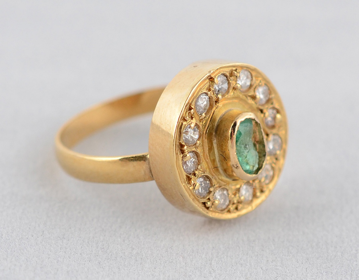 Anel de ouro 18 k com uma esmeralda e quatorze brilhantes - 4 g- Aro... - foto 1 de 2