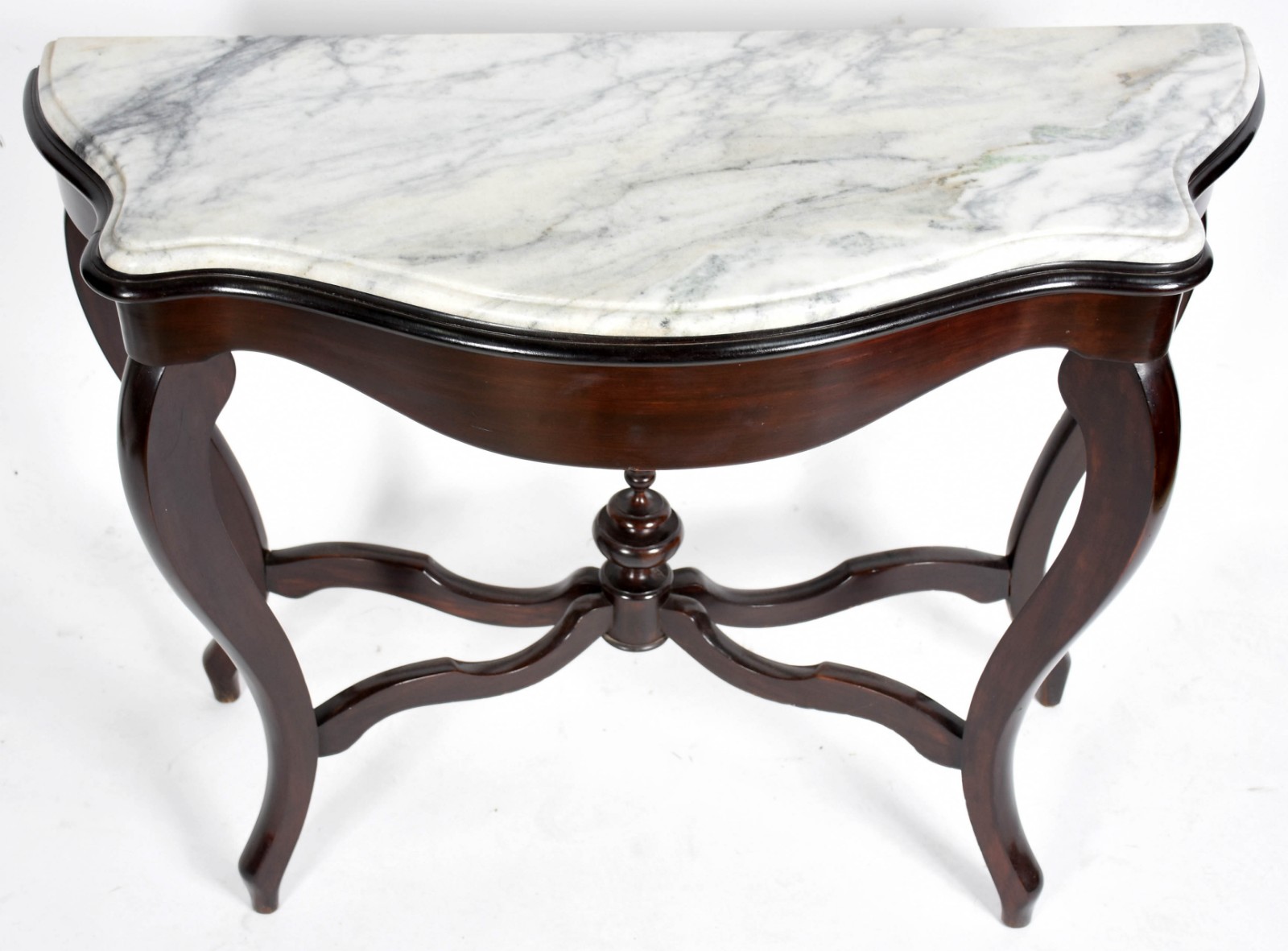 Console de madeira nobre estilo Luis Felipe, quatro pernas recurvas... - foto 1 de 3