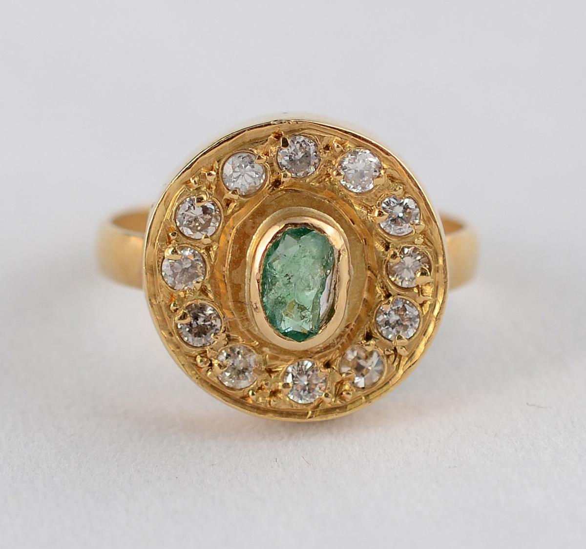 Anel de ouro 18 k com uma esmeralda e quatorze brilhantes - 4 g- Aro... - foto 2 de 2