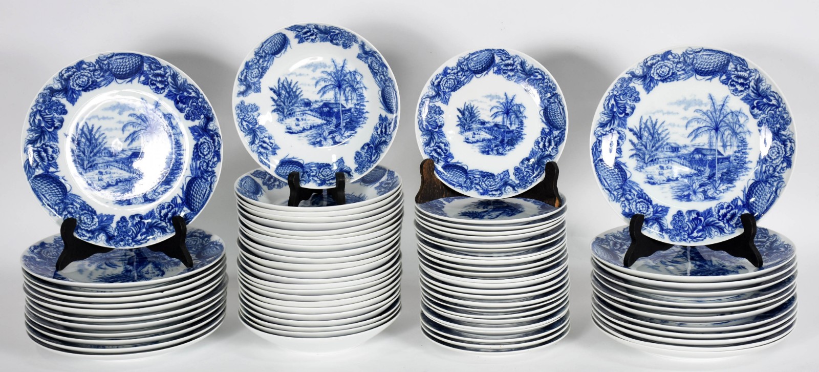 Aparelho de porcelana Schmidt composto por 24 pratos rasos, 24 pratos... - foto 2 de 5