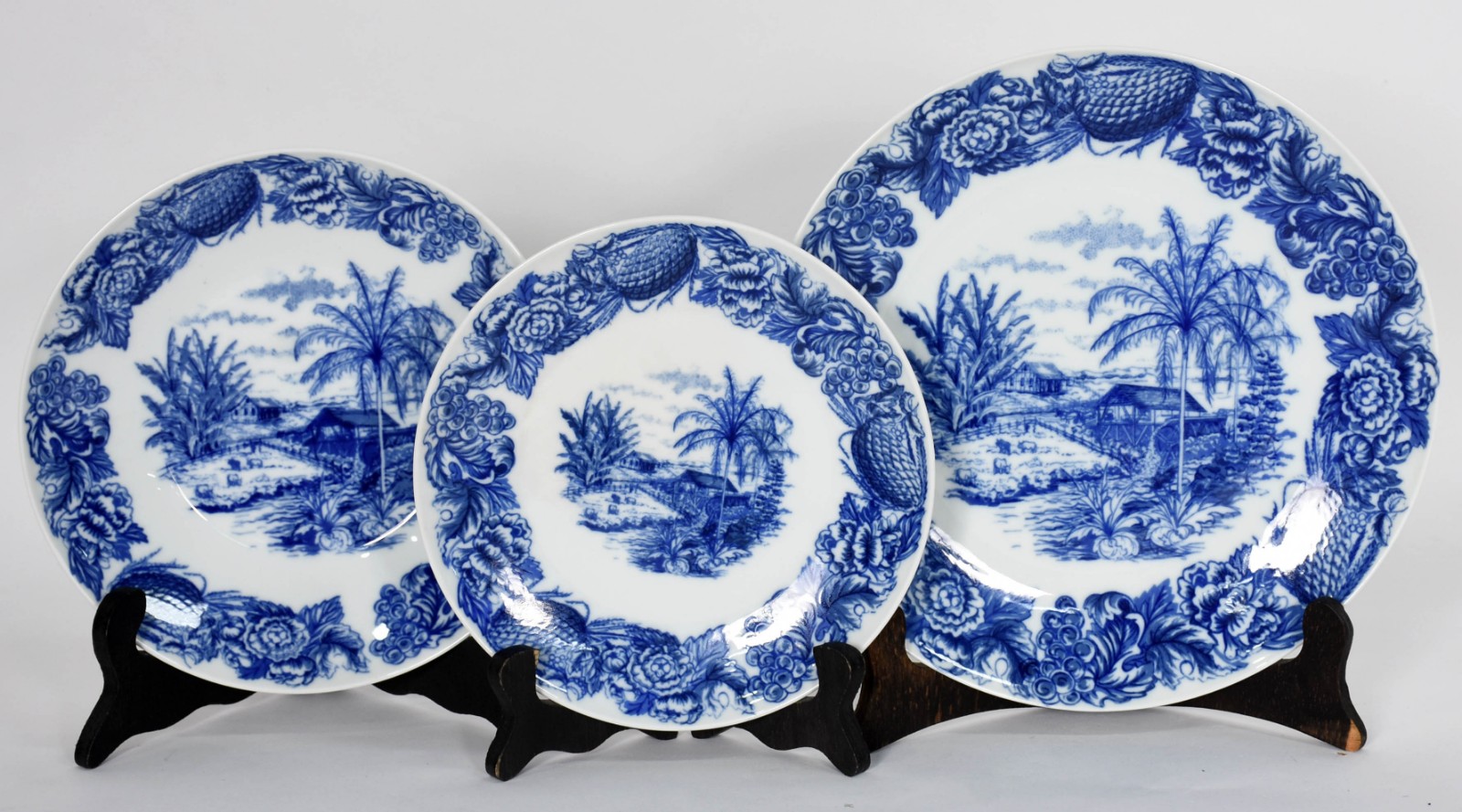 Aparelho de porcelana Schmidt composto por 24 pratos rasos, 24 pratos... - foto 3 de 5