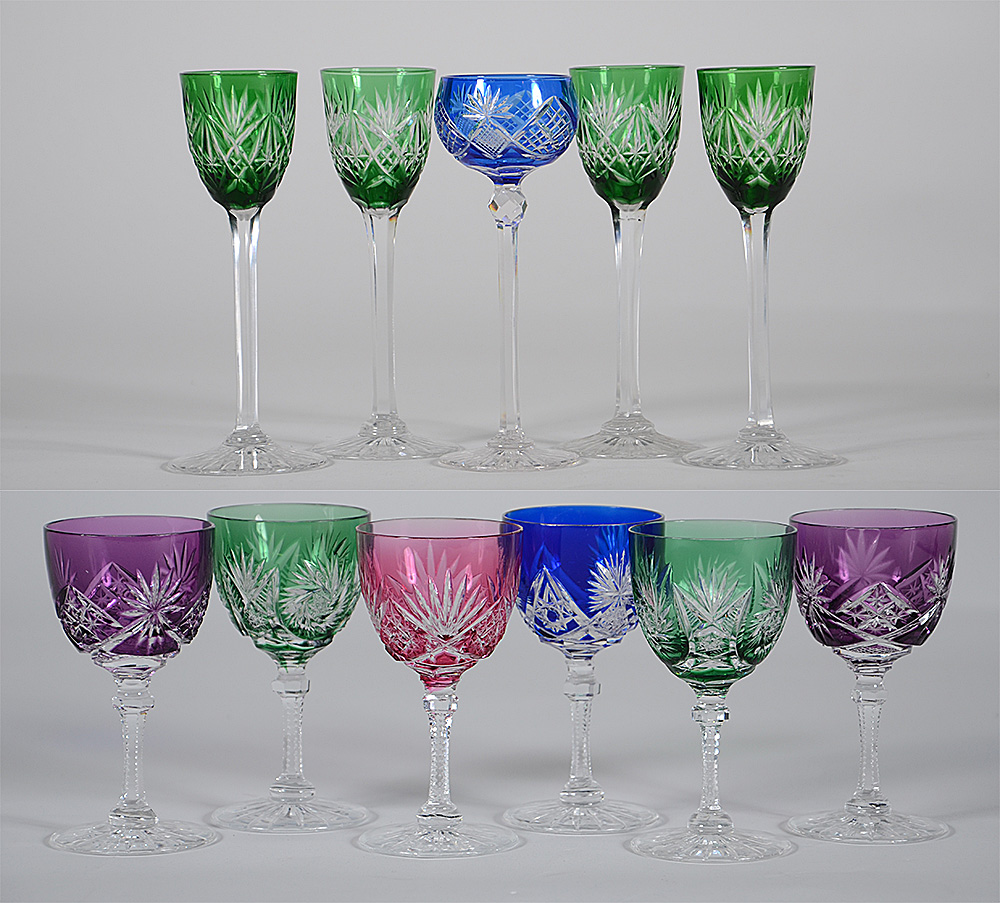 Onze cálices de cristal lapidado doublé em diversas cores, sendo 6...