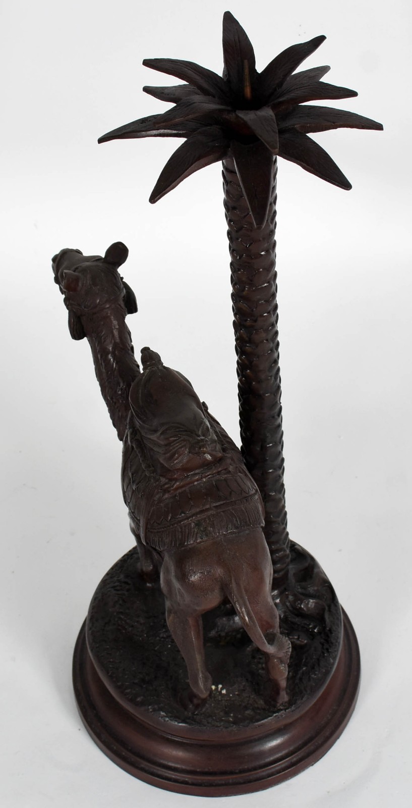 Escultura de metal patinado representando camelo sob árvore. - foto 3 de 4