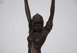 Escultura de bronze representando Dançarina, al... - Escultura de bronze representando Dançarina, altura 54 cm.