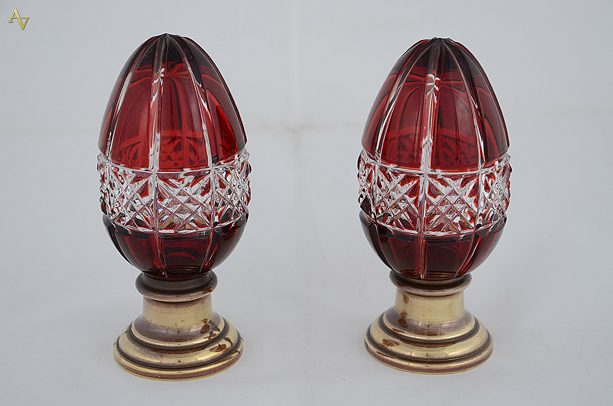 Par de pinhas de cristal doublé rubi lapidado com bases de bronze...