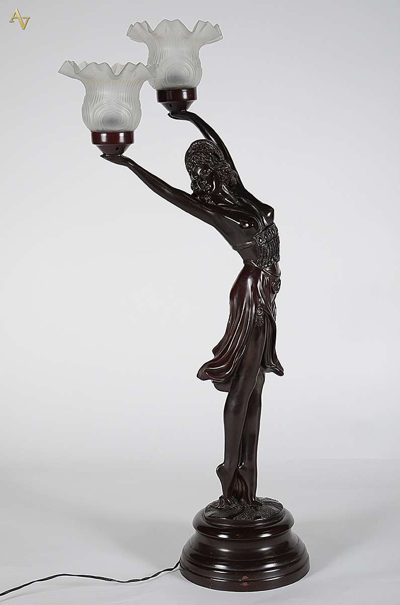 Luminária de petit bronze representando figura feminina - Altura 86... - foto 1 de 2
