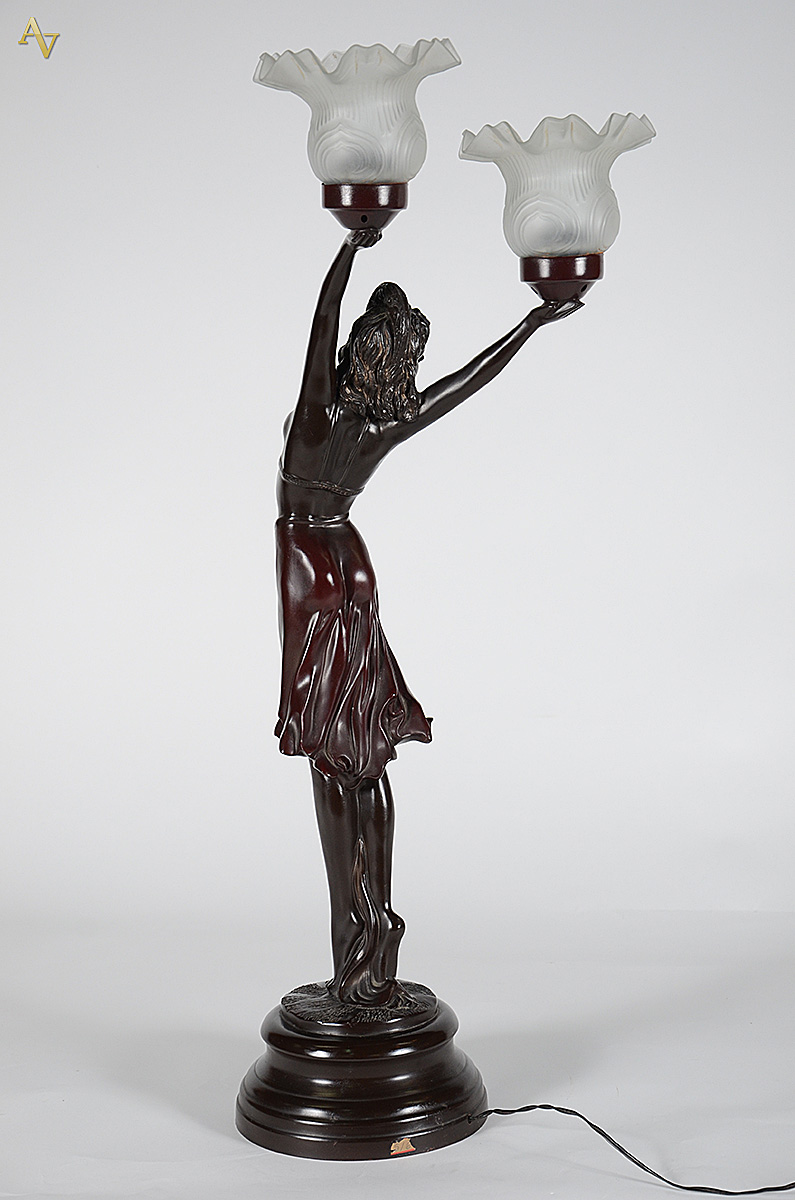 Luminária de petit bronze representando figura feminina - Altura 86... - foto 2 de 2