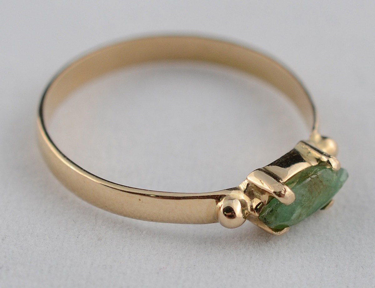 Anel de ouro 18 k com esmeralda - 2,0 g - aro 20,5 - foto 1 de 2