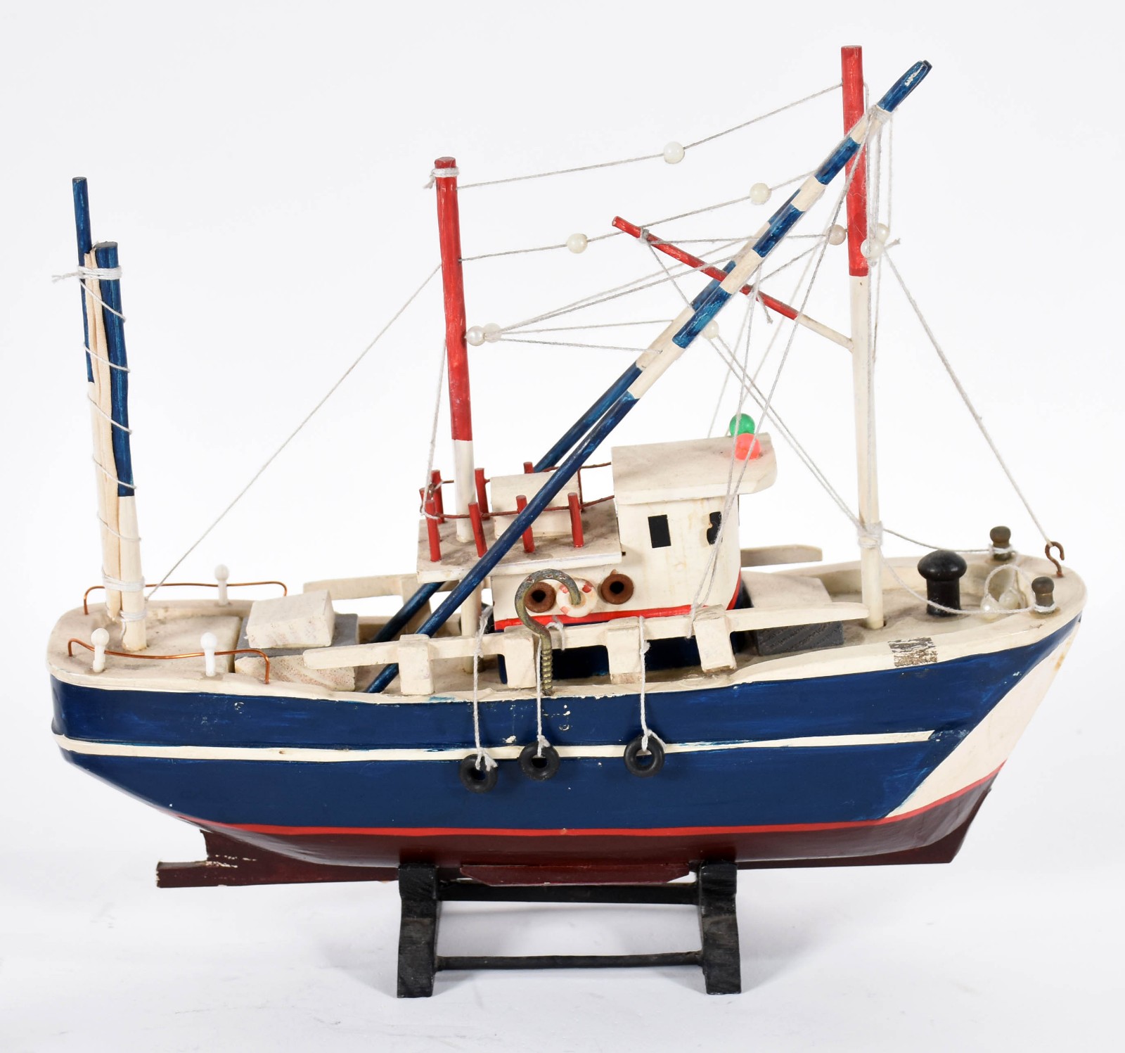 Miniatura de barco de madeira policromada. - foto 1 de 4