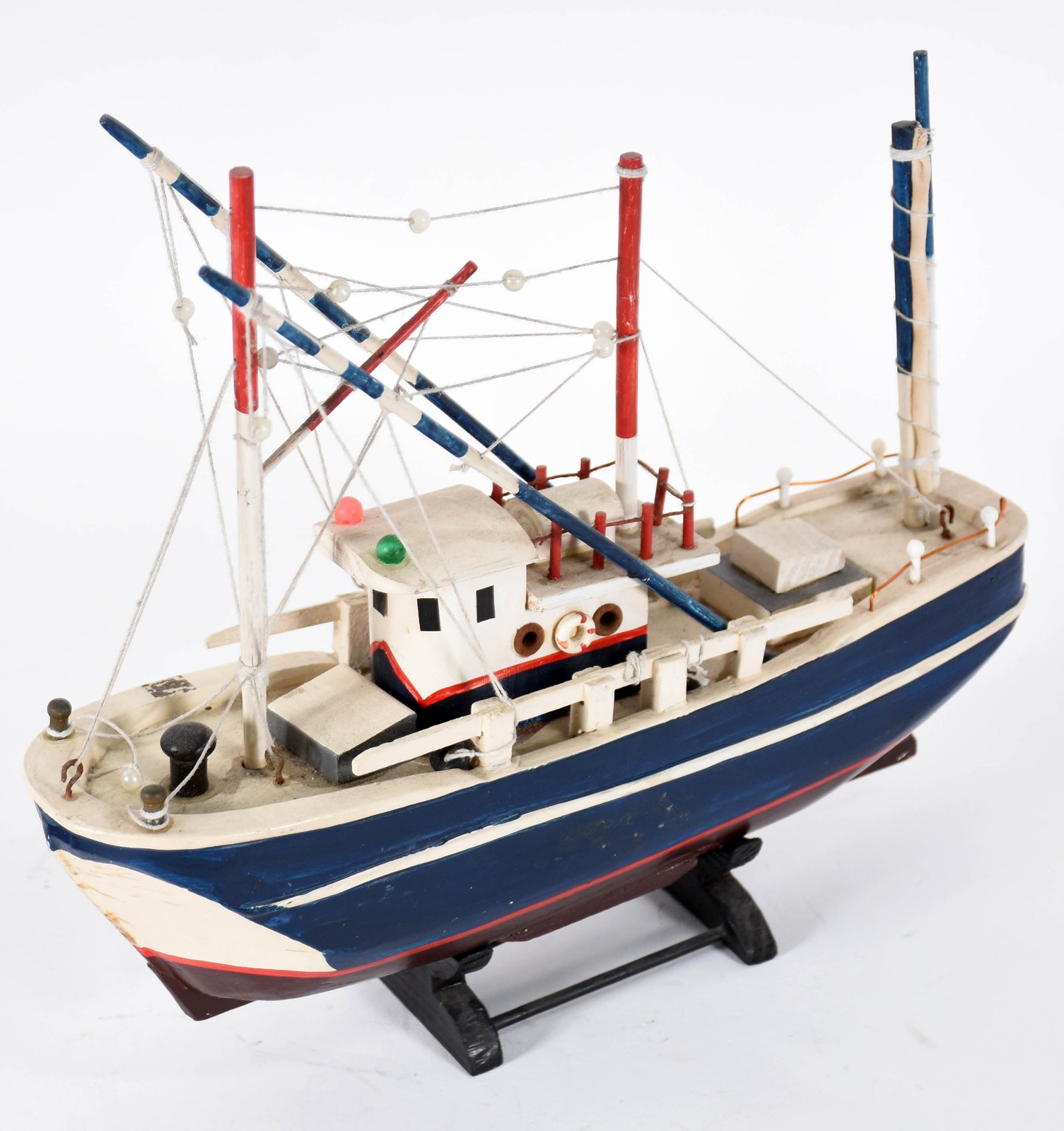 Miniatura de barco de madeira policromada. - foto 2 de 4