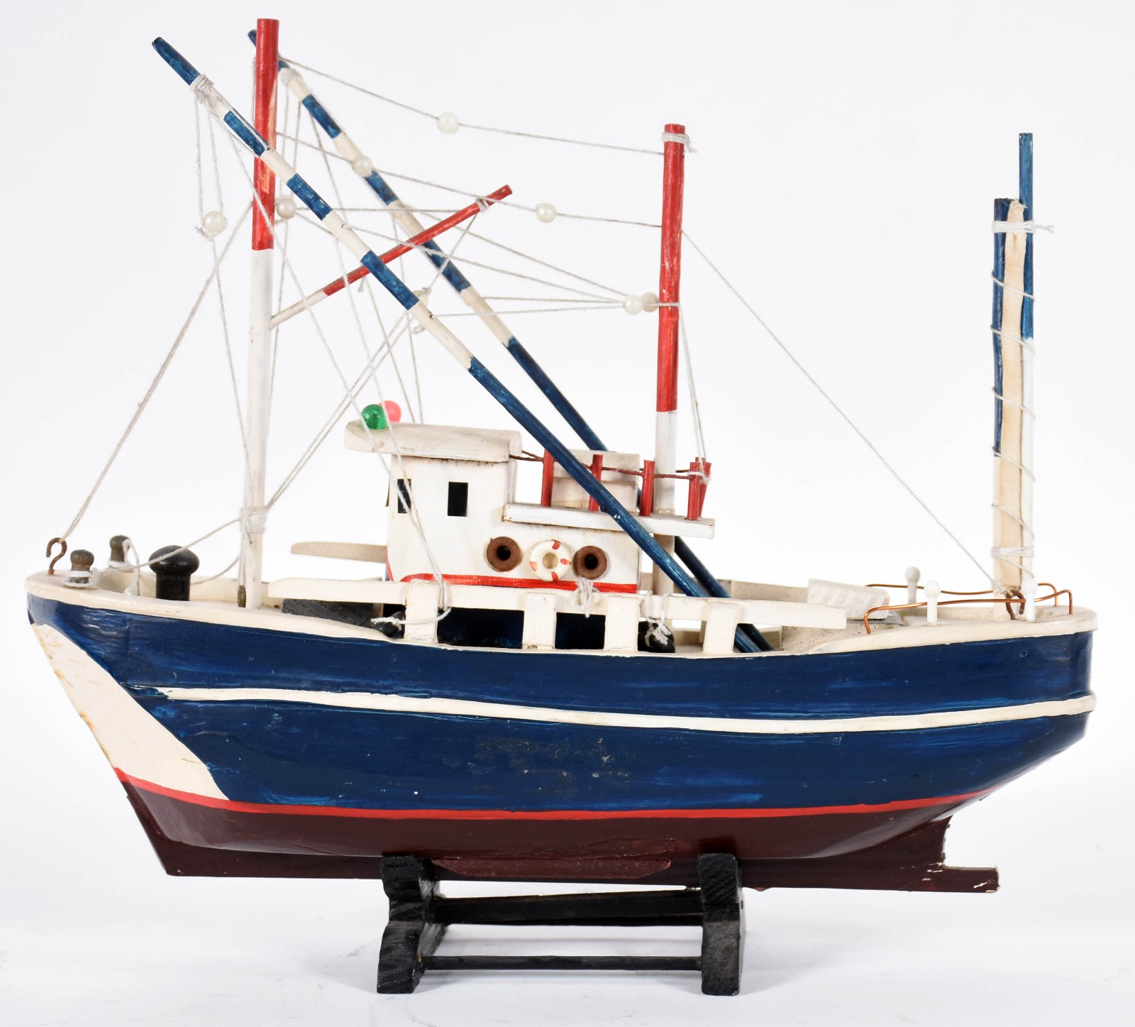 Miniatura de barco de madeira policromada. - foto 3 de 4