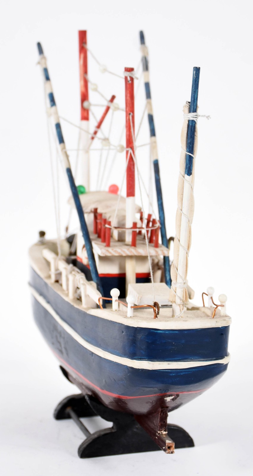 Miniatura de barco de madeira policromada. - foto 4 de 4