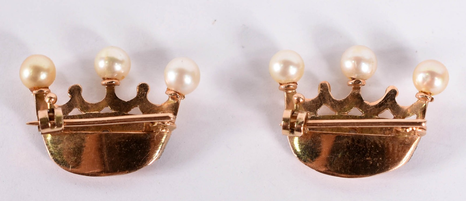 Par de broches feitio coroa de ouro 18 k e pérolas. (por motivos de... - foto 2 de 2