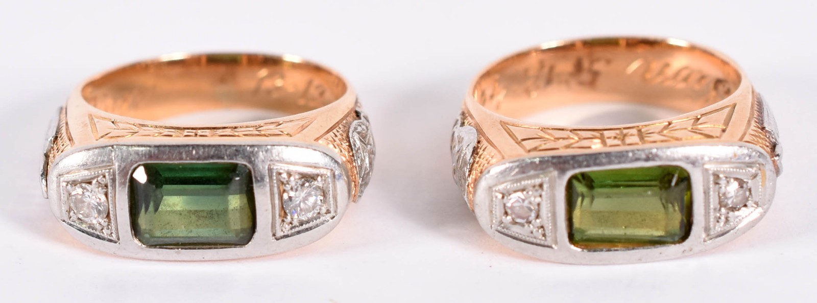 Dois anéis de formatura de ouro 18k com pedras verdes, aro 11(por... - foto 1 de 7