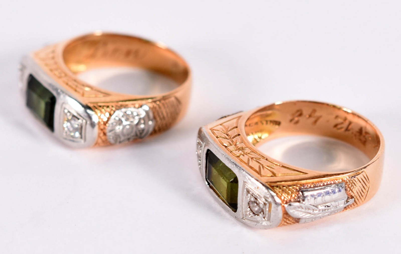Dois anéis de formatura de ouro 18k com pedras verdes, aro 11(por... - foto 2 de 7
