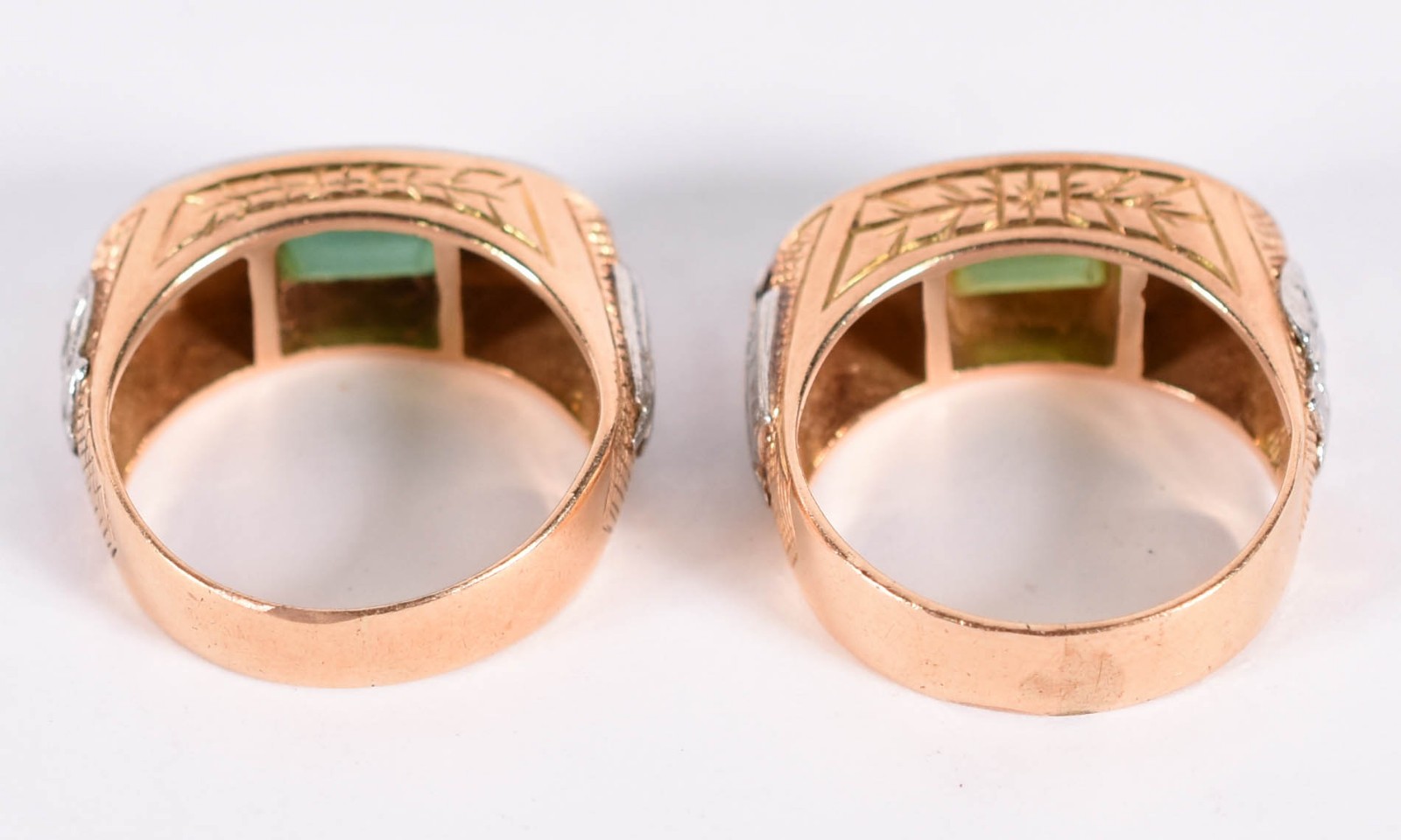 Dois anéis de formatura de ouro 18k com pedras verdes, aro 11(por... - foto 3 de 7