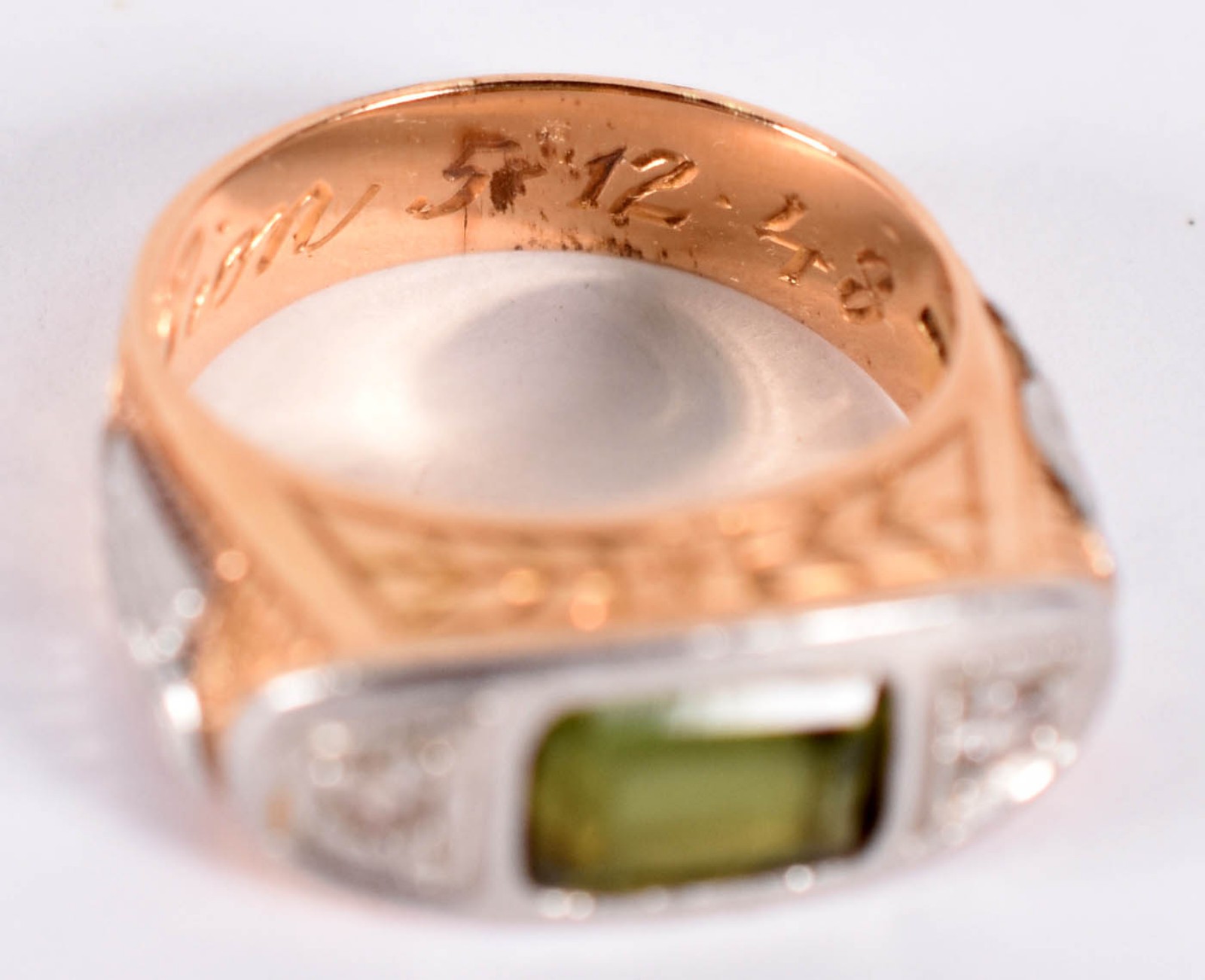 Dois anéis de formatura de ouro 18k com pedras verdes, aro 11(por... - foto 6 de 7