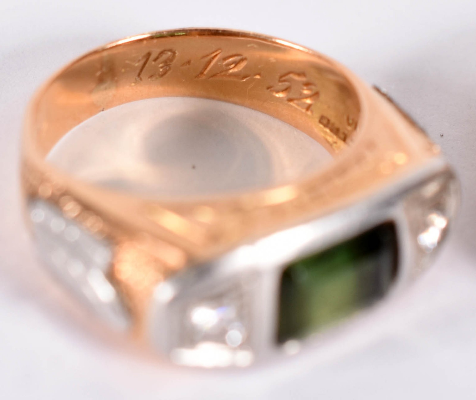 Dois anéis de formatura de ouro 18k com pedras verdes, aro 11(por... - foto 7 de 7