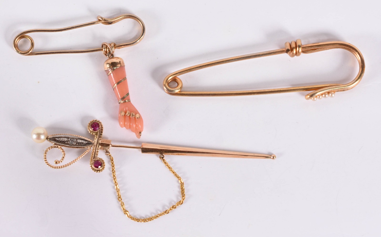 Conjunto com 3 peças sendo, 2 alfinetes com 1 figa e uma espada... - foto 1 de 3