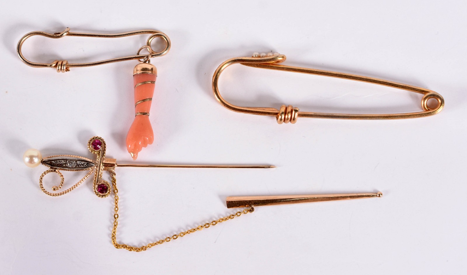Conjunto com 3 peças sendo, 2 alfinetes com 1 figa e uma espada... - foto 2 de 3