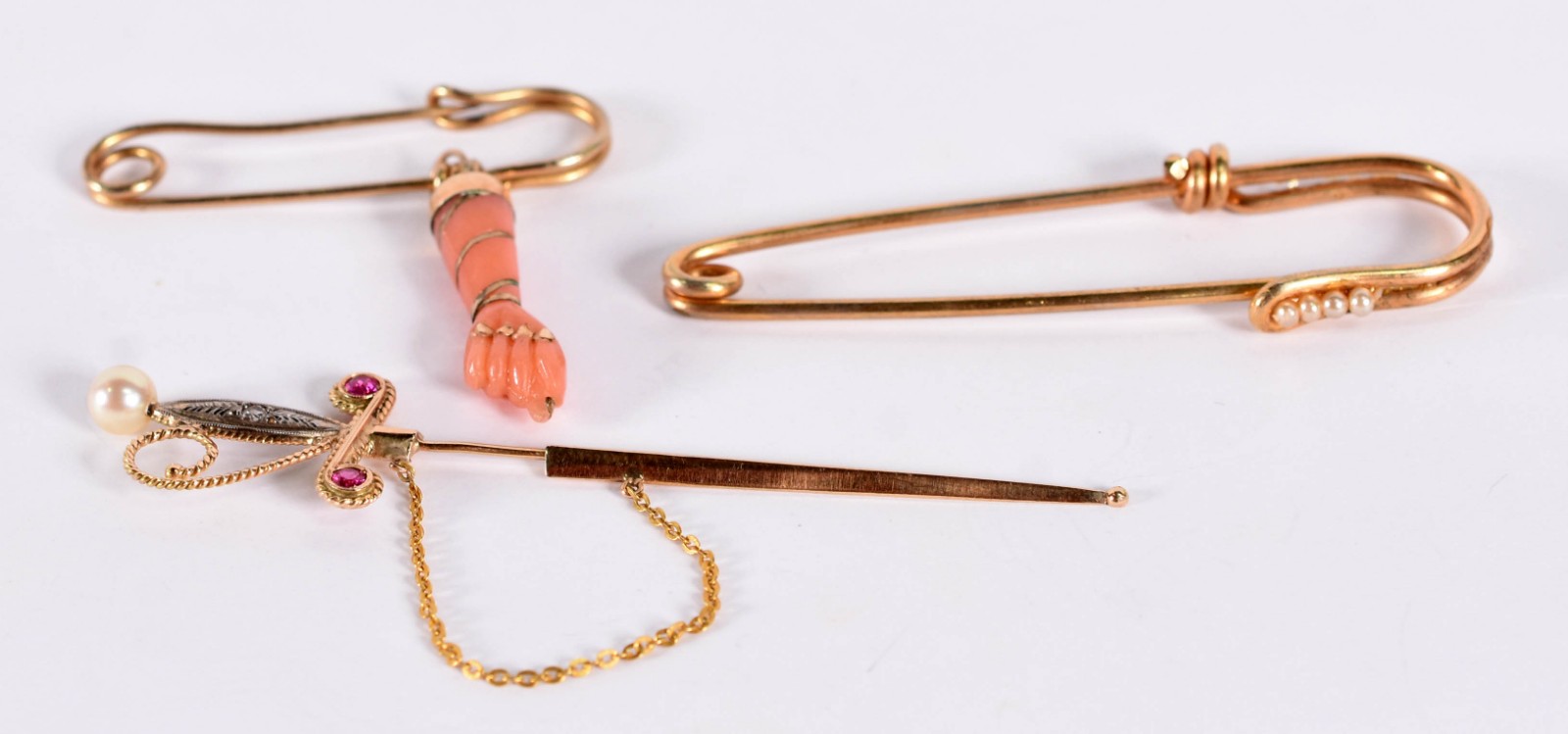 Conjunto com 3 peças sendo, 2 alfinetes com 1 figa e uma espada... - foto 3 de 3
