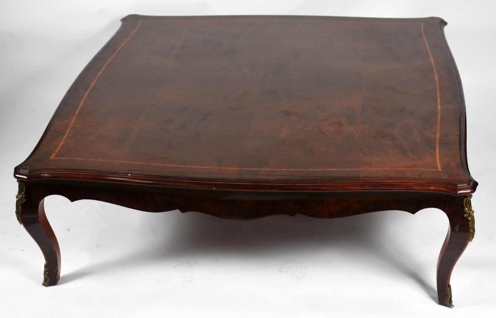 Mesa de centro de madeira nobre filetada, pernas ligeiramente... - foto 2 de 5