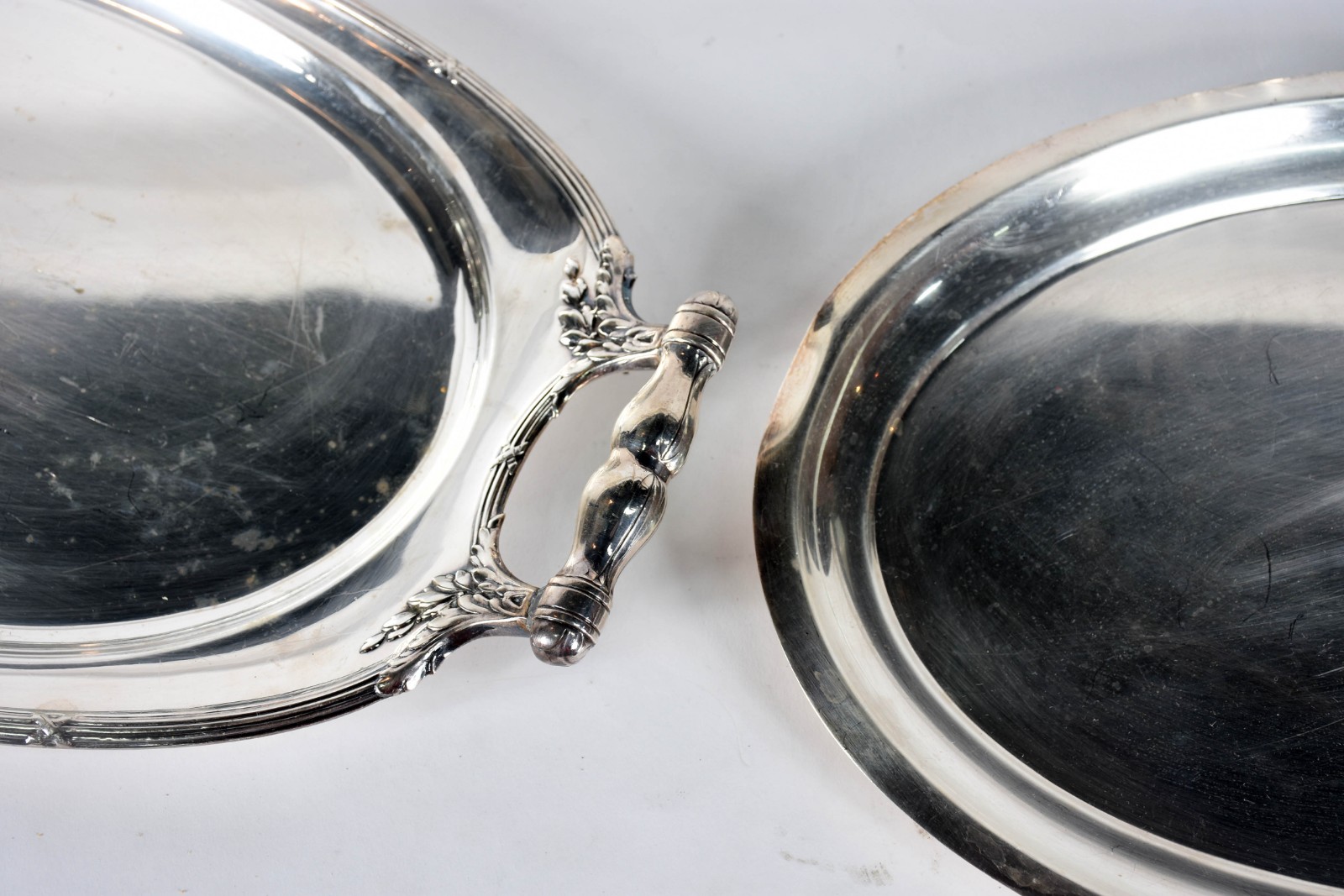 Cinco peças diversas de metal prateado sendo jarra, bule, porta... - foto 2 de 6