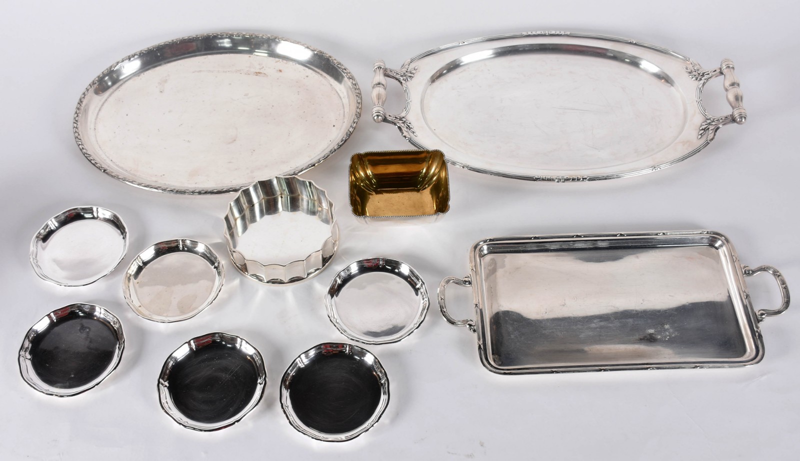 Diversas peças de metal prateado sendo 2 bandejas, travessa oval... - foto 1 de 7