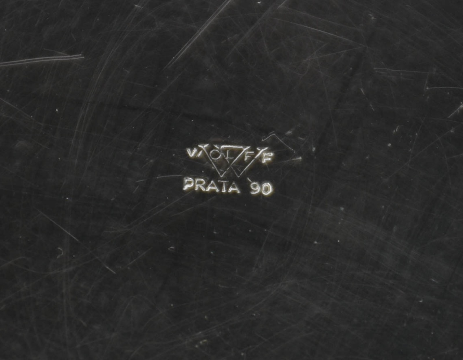 Diversas peças de metal prateado sendo 2 bandejas, travessa oval... - foto 5 de 7