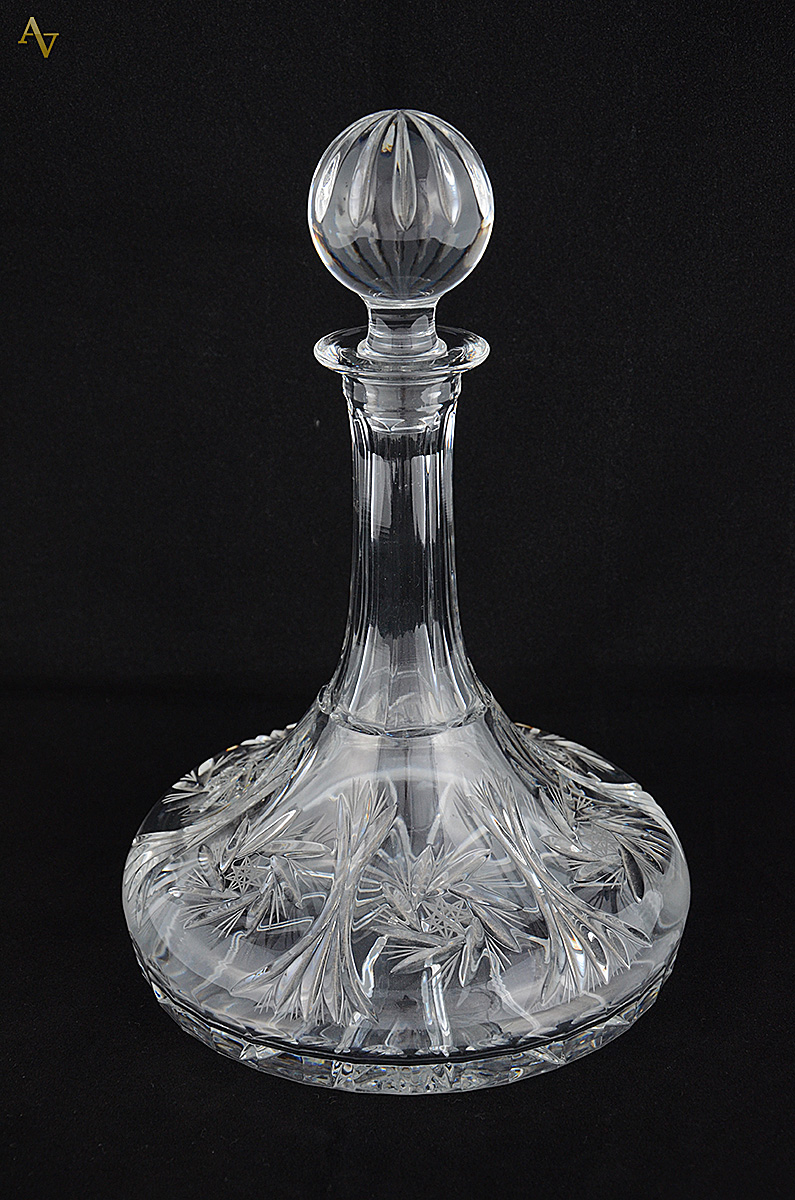 Garrafa para navio de cristal theco lapidado medindo 31 cm de altura.